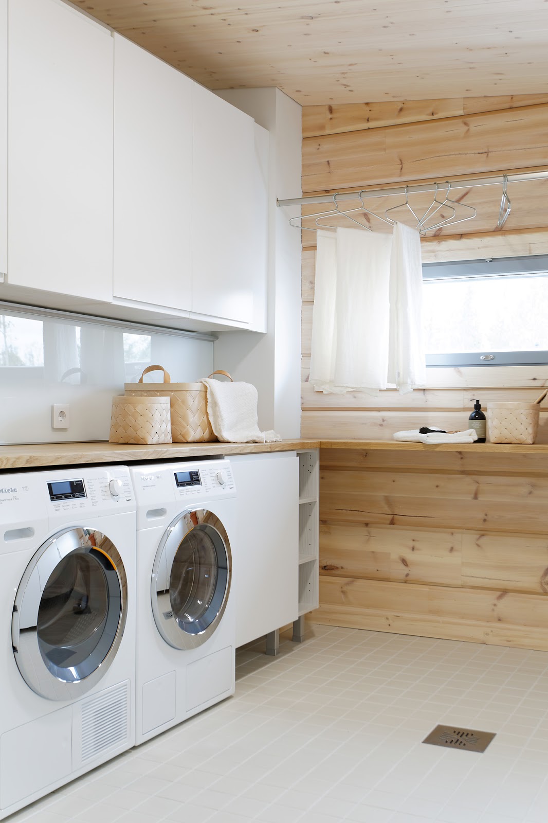Modern Laundry Room Designs with Simple Decor