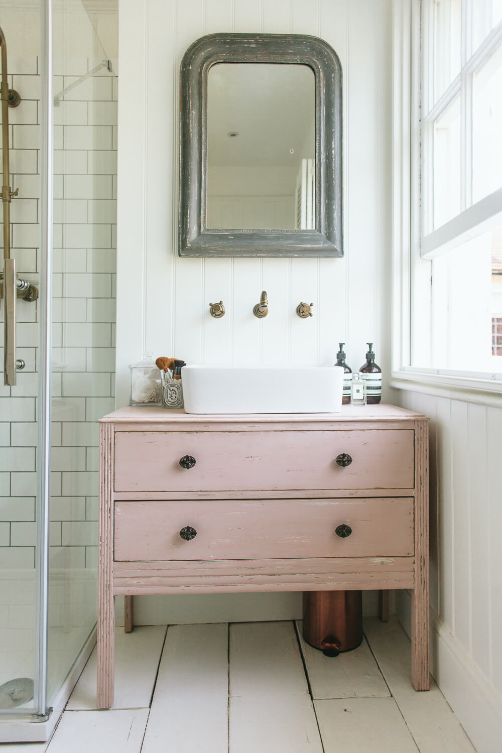  Shabby Chic Bathroom Vanity for Large Space